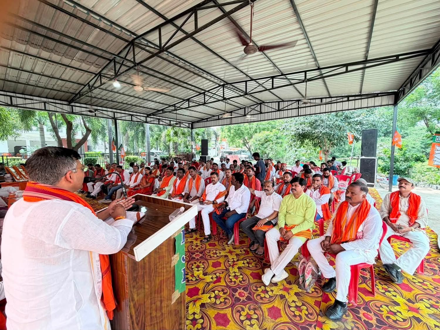 भाजपा की बैठक करते पार्टी के जिलाध्यक्ष अजीत प्रजापति। पार्टी