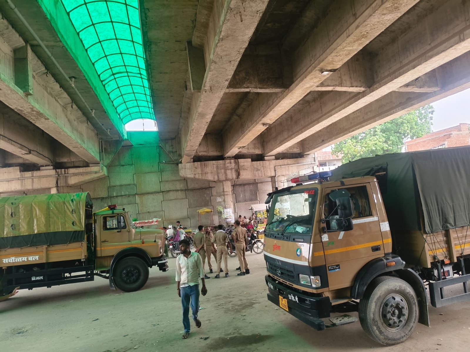 भीम आर्मी प्रतिनिधियों के आने की सूचना पर शहजादपुर में तैनात पीएसी के जवान। संवाद