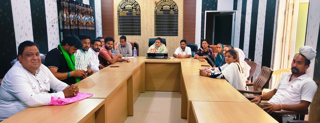 भूना। नगर पालिका हाउस की मीटिंग में प्रस्ताव को मंजूरी देते हुए चेयरपर्सन व पार्षदगणस्त्रोत न