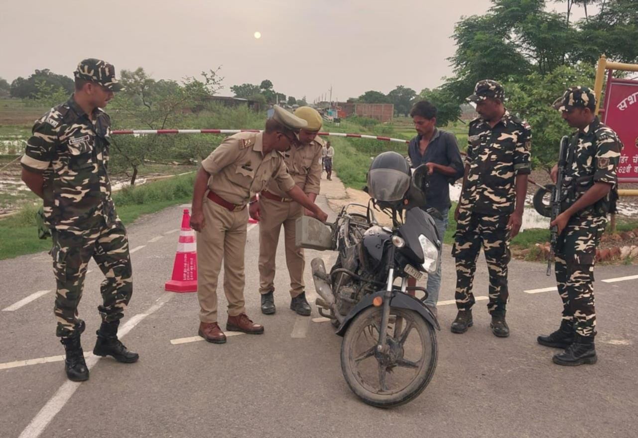 भारत-नेपाल सीमा पर वाहनों की चेकिंग करते पुलिस व एसएसबी जवान।