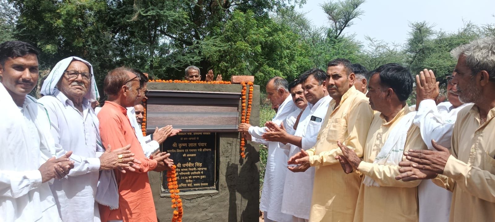 भिवानी के गांव देवराला में फिरनी मार्ग का शिलान्यास करते  प्रदीप गोलागढ़ व अन्य। संवाद