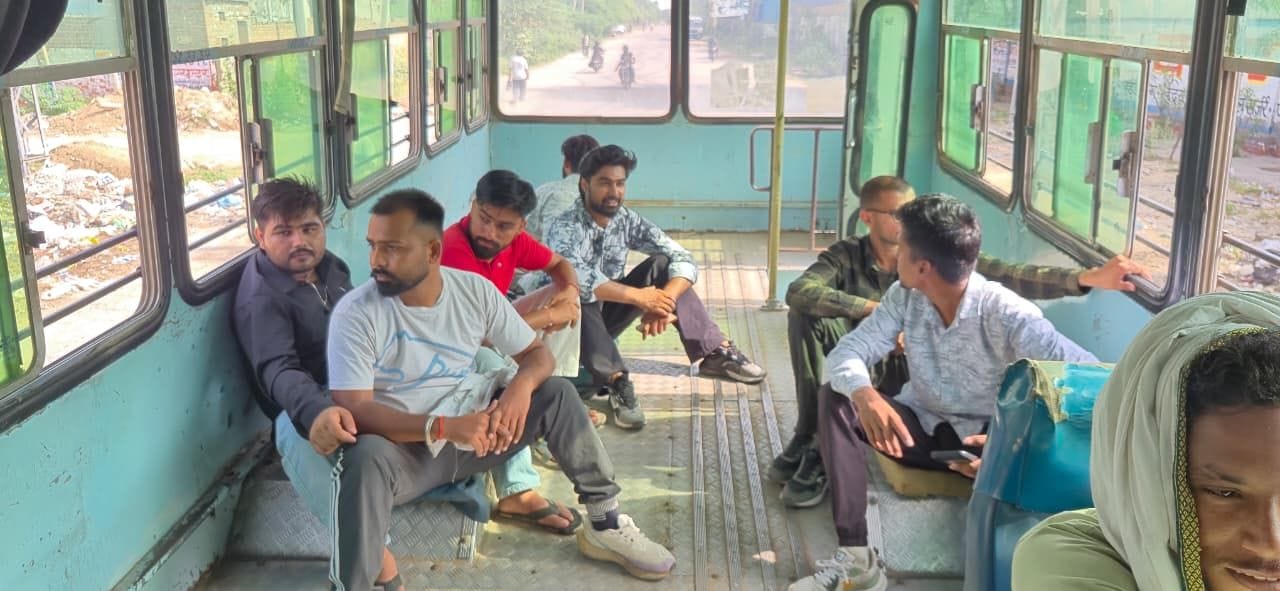 भिवानी में प्रशिक्षण चालक बस में सीट न मिलने पर फर्श पर बैठे प्रशिक्षु। 