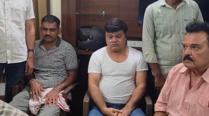 एसीबी की गिरफ्त में अधिकारी