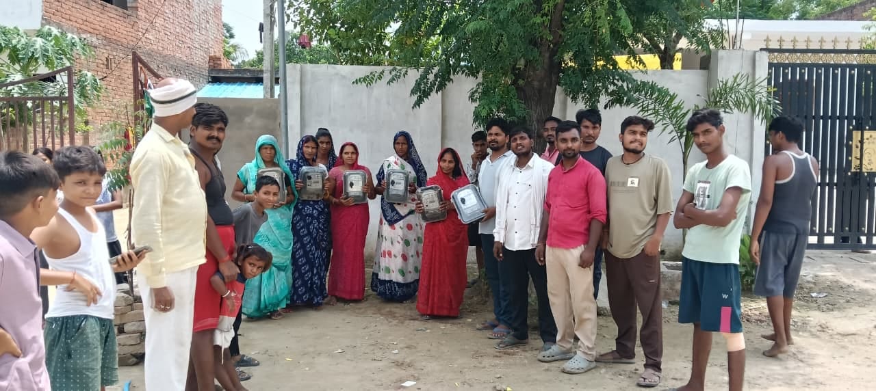 बक्सा के उचौरा गांव में विद्युत निगम के खिलाफ प्रदर्शन करते ग्रामीण। स्रोत-ग्रामीण