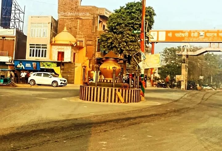 बलरामपुर के तुलसीपुर में स्थित कलश चौराहा