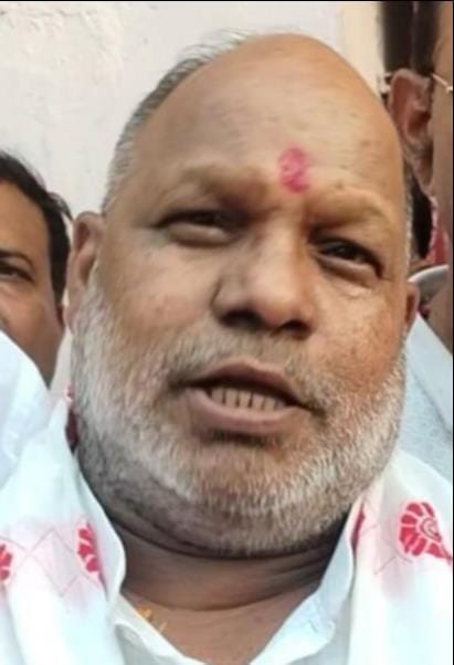 बेल्थरारोड में आयोजित कार्यक्रम के दौरान पत्रकार वार्ता करते राज्यमंत्री हंसराज विश्वकर्मा।जागर