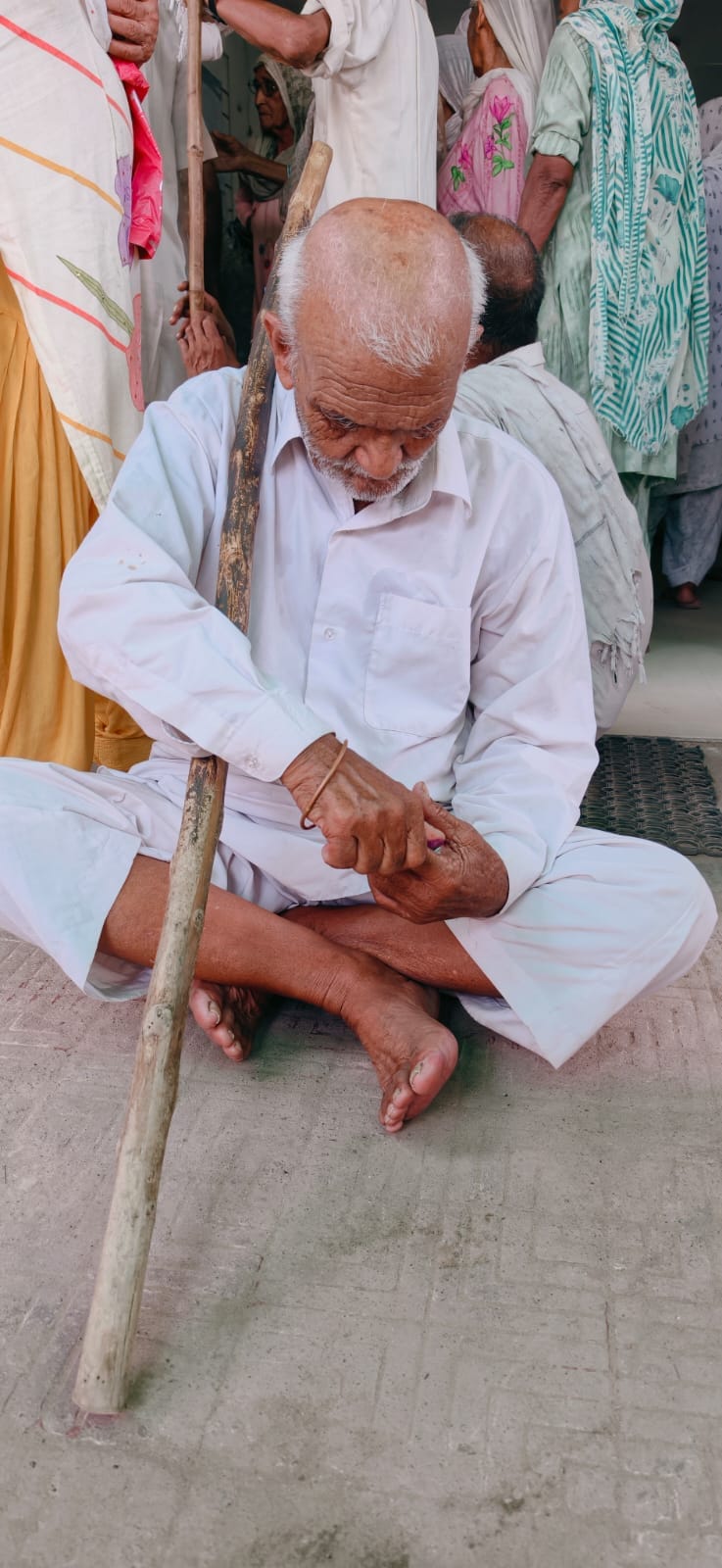 Elderly swelter in the sun for pension