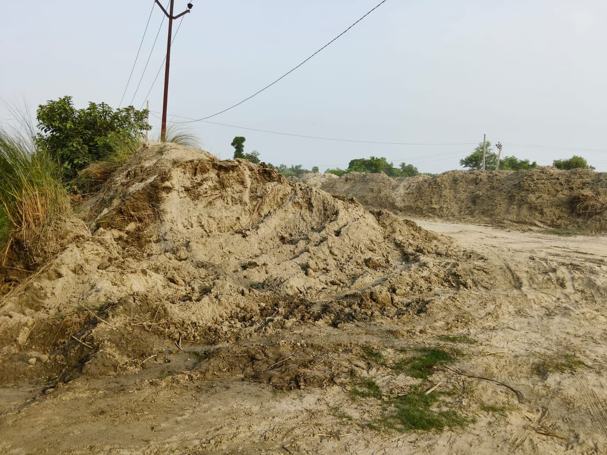 Mafia surrounded the mining officer and freed the tractor-trolley
