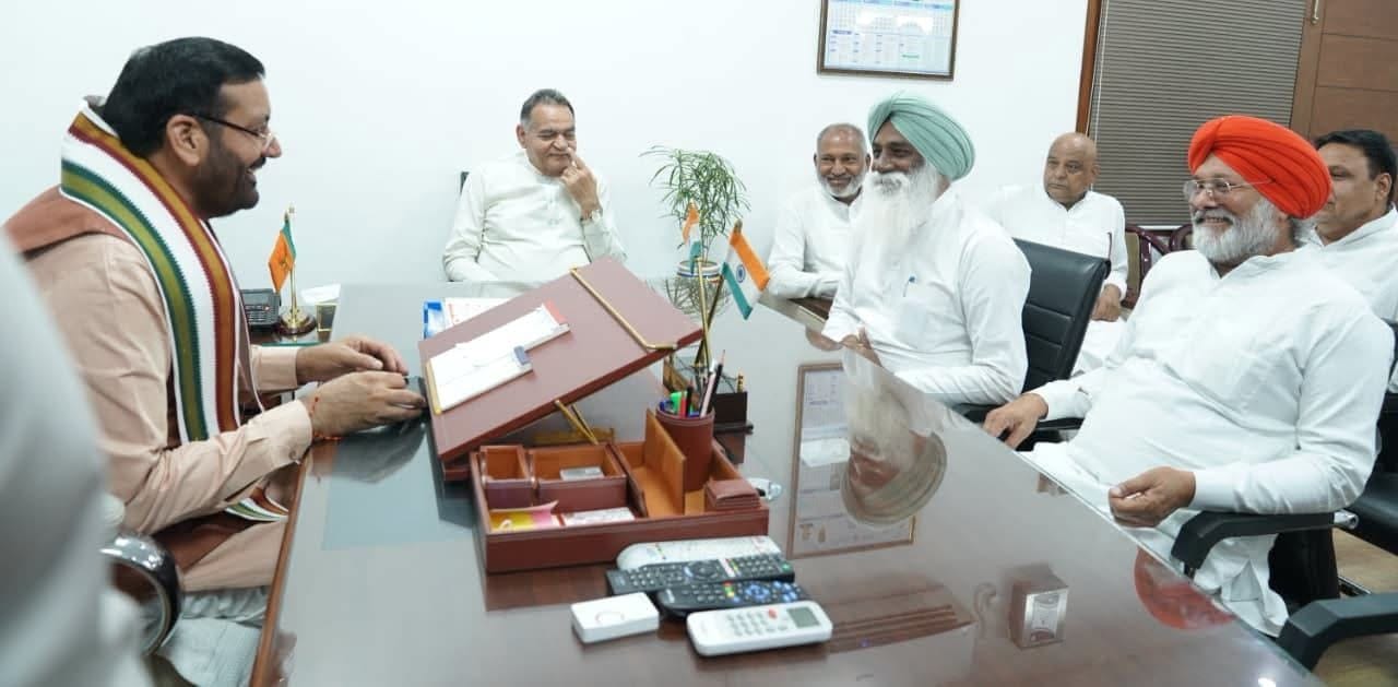 चंडीगढ़ में मुख्यमंत्री से मिलकर अविश्वास प्रस्ताव को लेकर बातचीत करते हुए मुख्यमंत्री ने विधाय