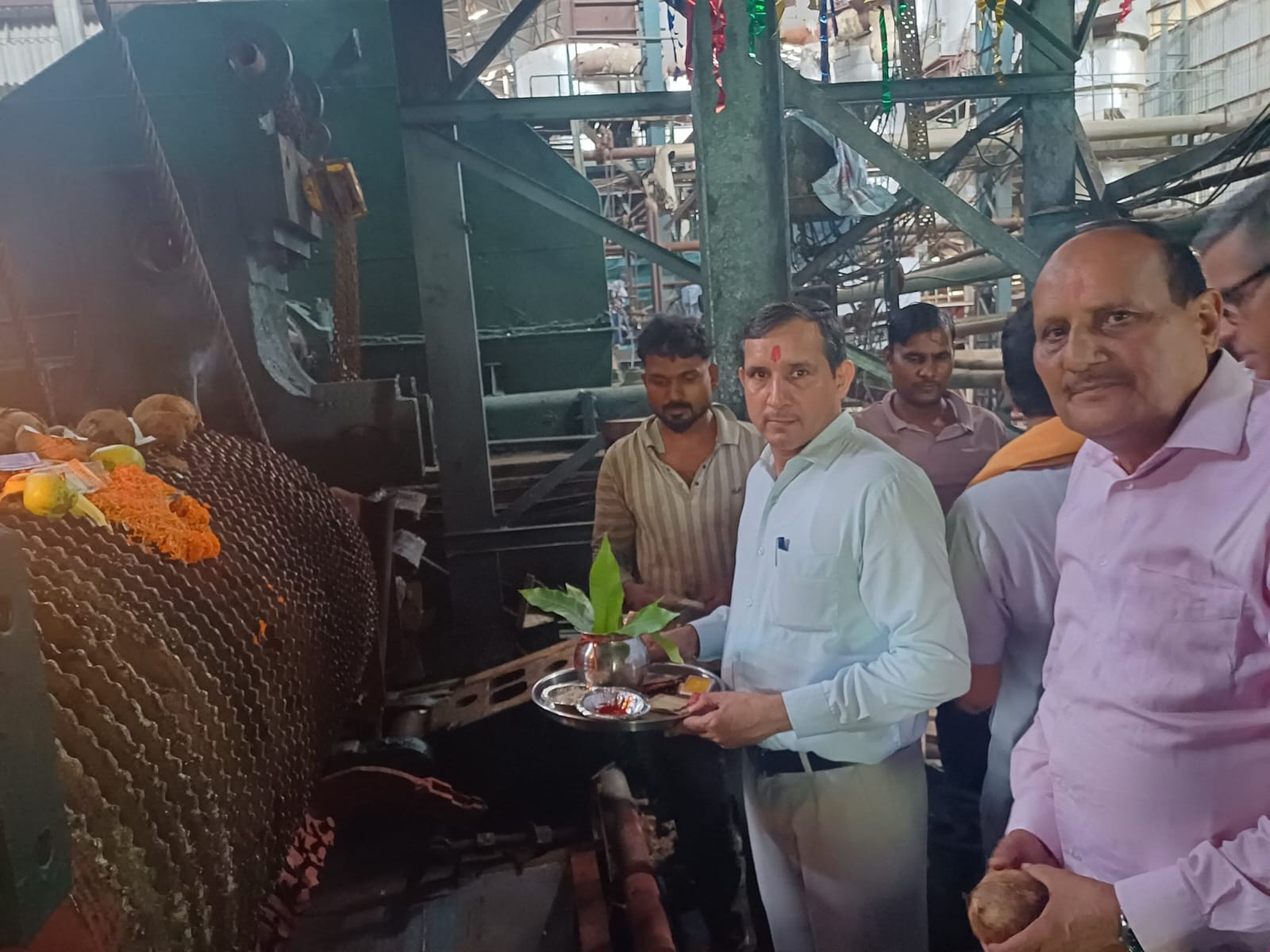 चीनी मिल में रोलर पूजन कर तैयारियों का शुभारंभ करते प्रबंध निदेशक कृष्ण कुमार व अन्य। विज्ञप्त
