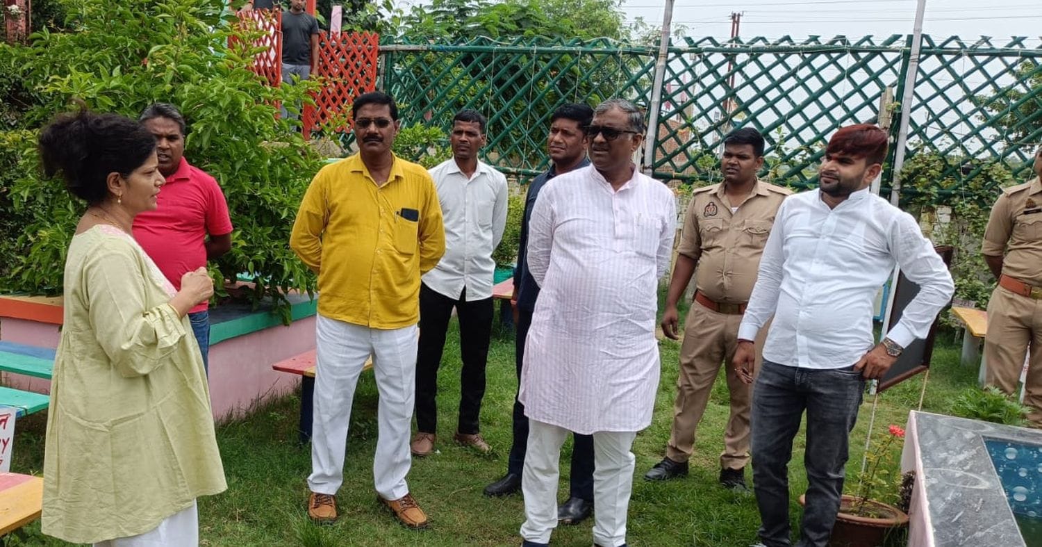 चांदा के नंदगांव पहुंचे प्रभारी मंत्री गिरीश चंद्र यादव। स्रोत-ग्रामीण