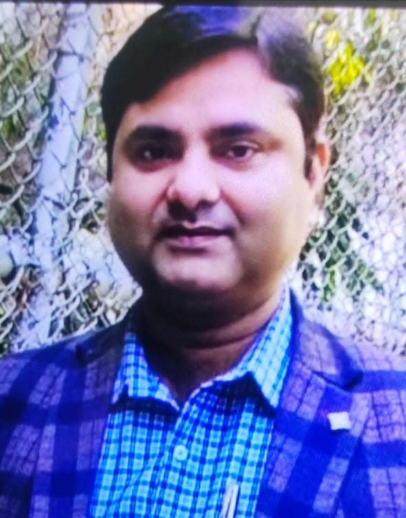 Orthopedic surgeon dies after suffering a heart attack in the operating theatre.