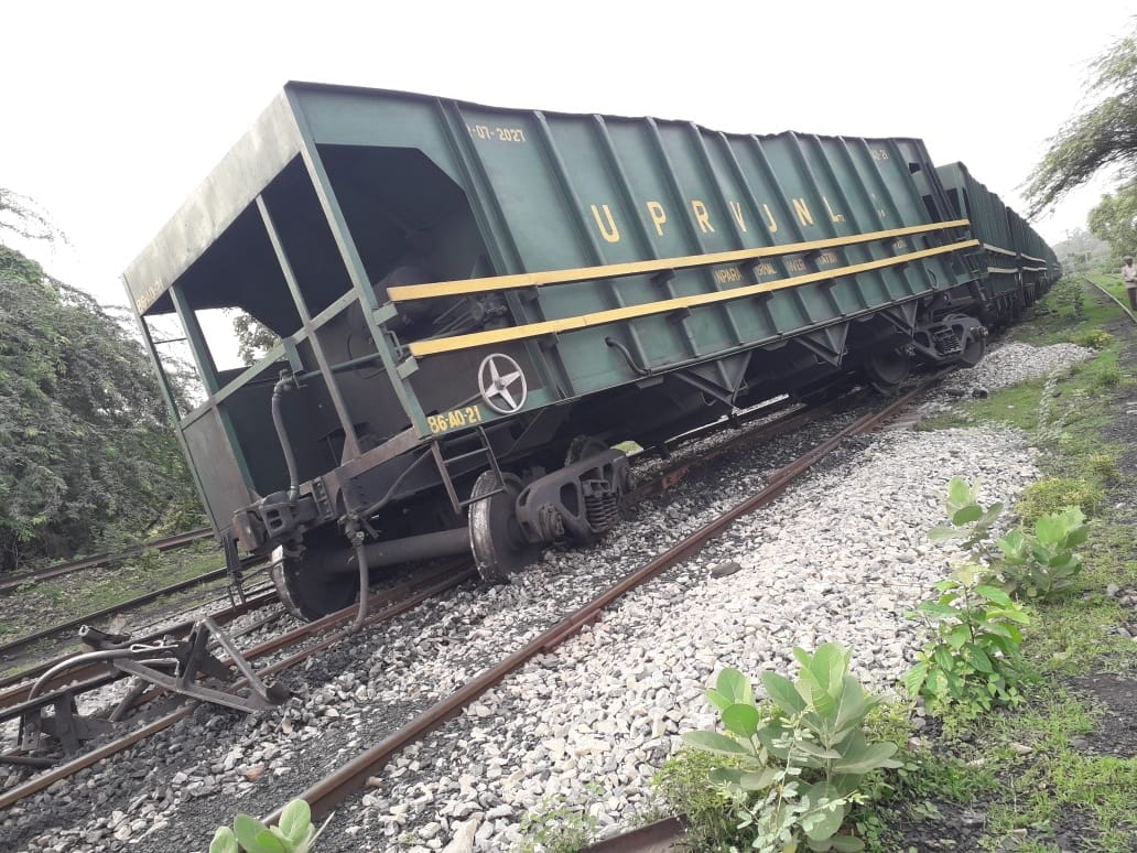 17 wagons of a coal-laden freight train derailed; major accident averted