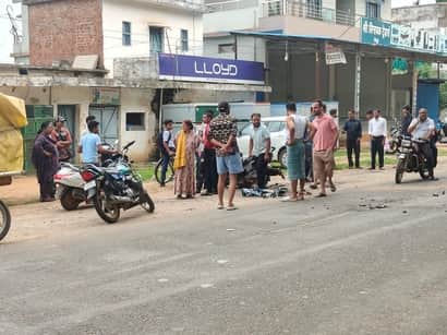 फिर हुआ सड़क हादसा,पति पत्नी और मासूम घायल।
