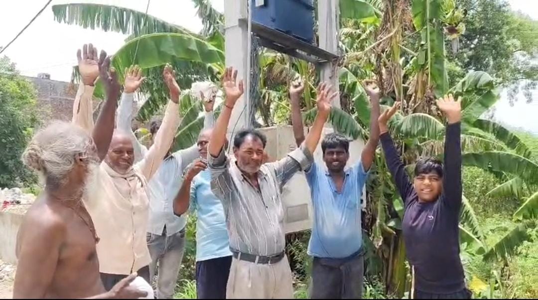 फोटो -10- अछल्दा में नारेबाजी करते ग्रामीण। संवाद