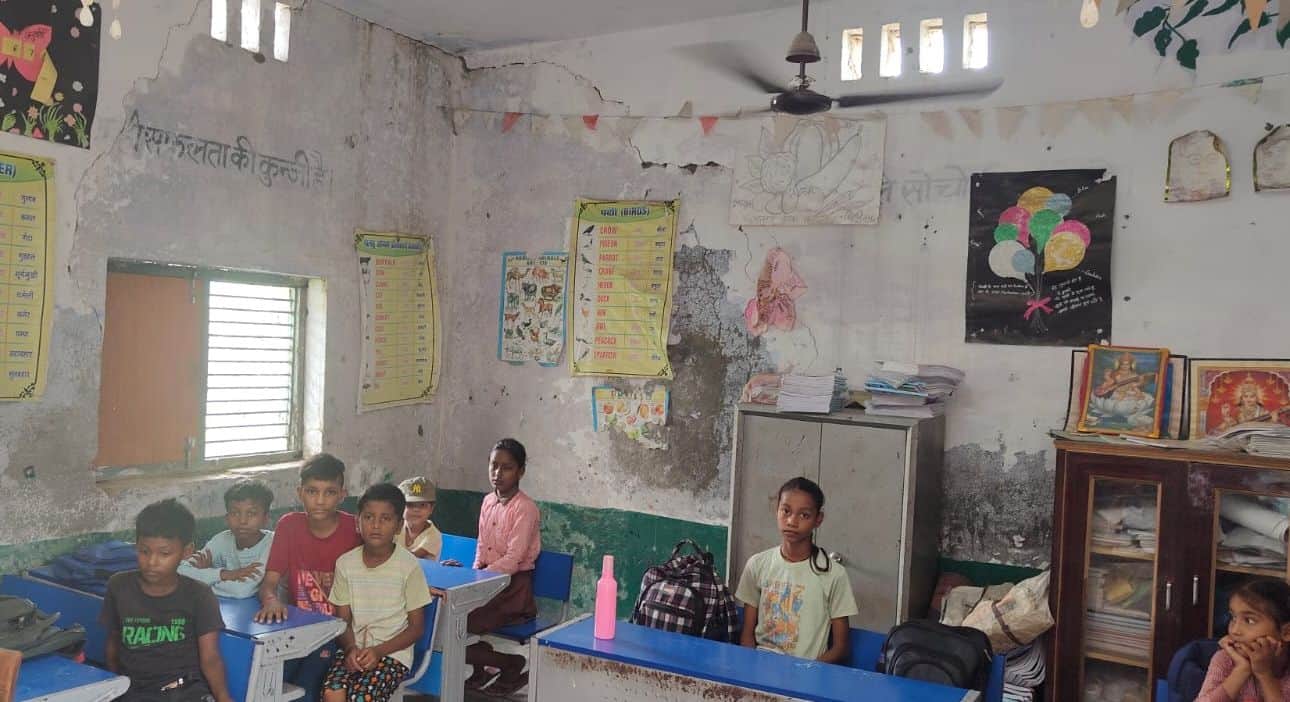 फोटो-18- भगवंतनगर द्वितीय प्राथमिक स्कूल के जर्जर कमरे में जान जोखिम में डालकर पढ़ाई करते छात्र