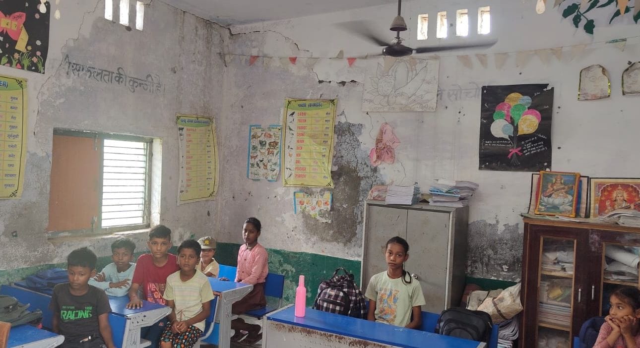 फोटो-18- भगवंतनगर द्वितीय प्राथमिक स्कूल के जर्जर कमरे में जान जोखिम में डालकर पढ़ाई करते छात्र