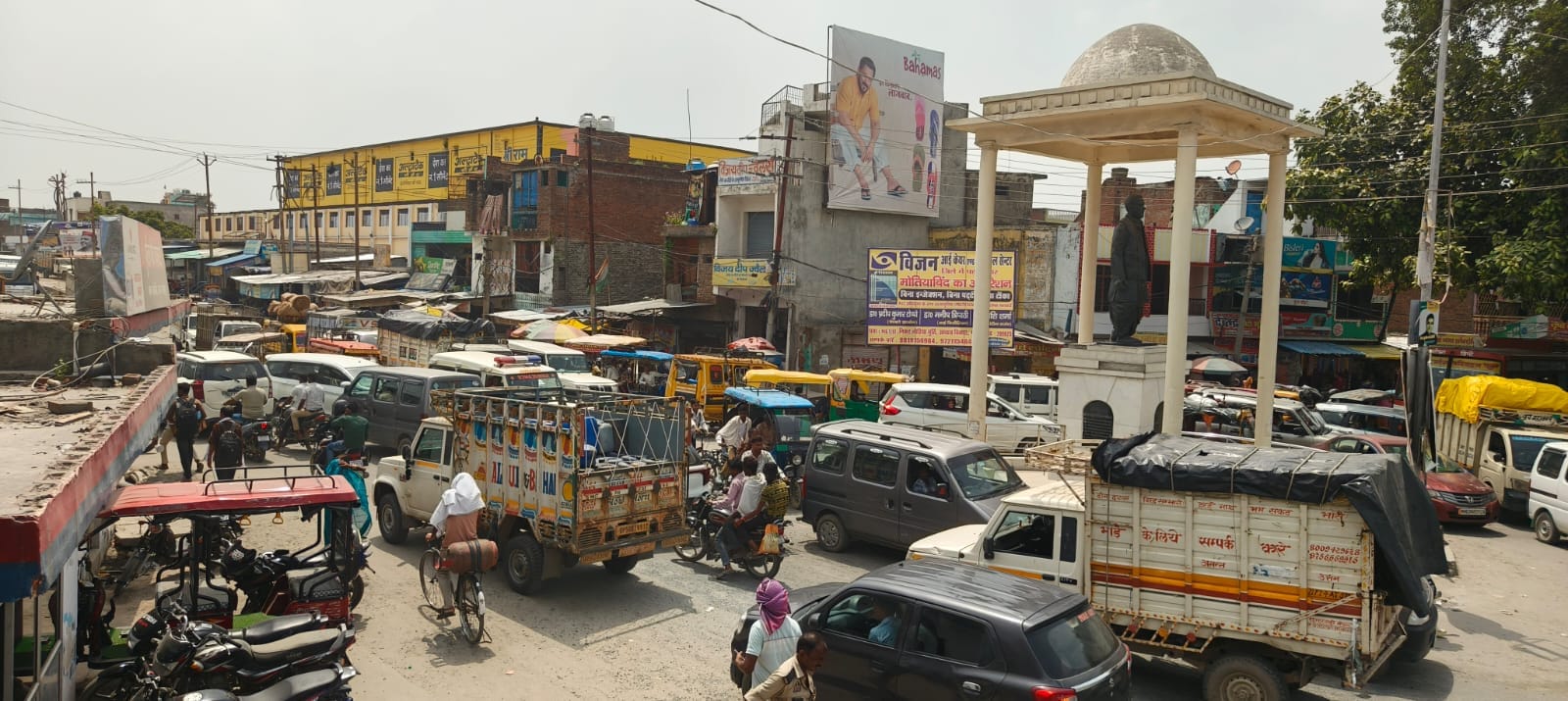 फोटो-20 पांचाल घाट चौराहा पर जाम में फंसे वाहन। संवाद