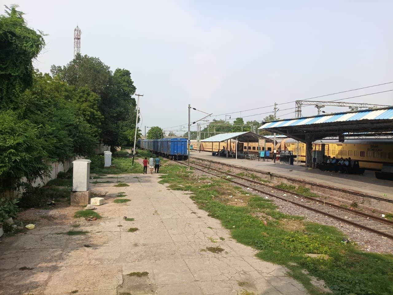 फोटो-20-स्टेशन के इसी प्लेट फार्म नंबर छह की तरफ टिकट घर और प्रवेशद्वार बनाने की है मांग। संवाद