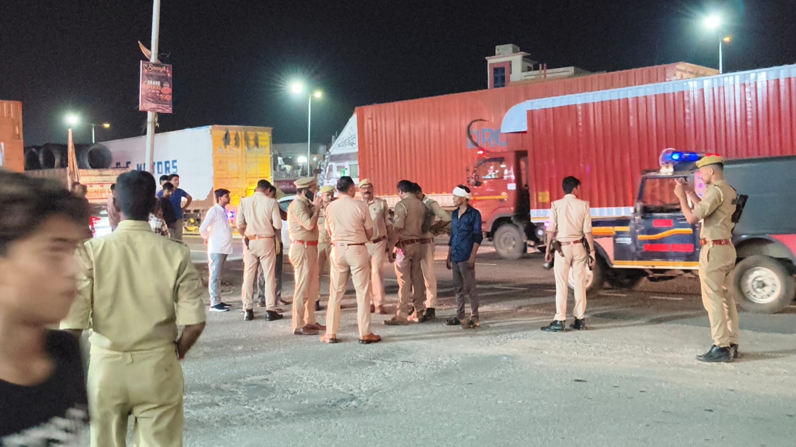 फोटो-24- घटनास्थल पर मौजूद पुलिस व लोग। संवाद