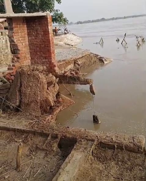 फोटो-28 दिलीप की मड़ैया में गंगा में कटा होतेलाल का मकान। स्रोत: वीडियो ग्रैब