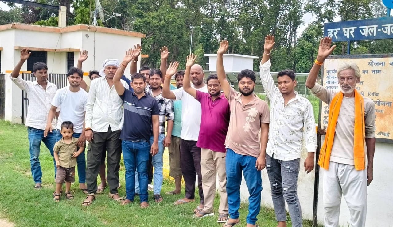 फोटो-33-बलरामपुर के बीरपुर सेमरा में पानी टंकी शुरू न होने पर प्रदर्शन करते ग्रामीण ।-संवाद