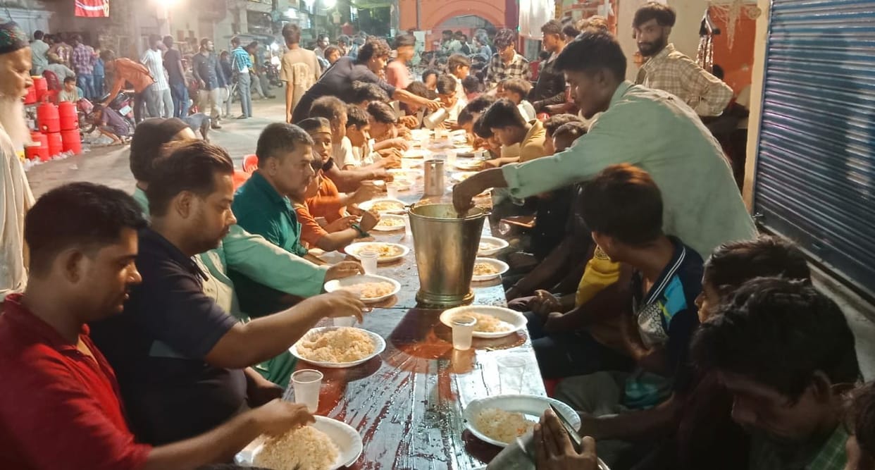 Langar organized in the memory of Imam Hussain, message of brotherhood and humanity given
