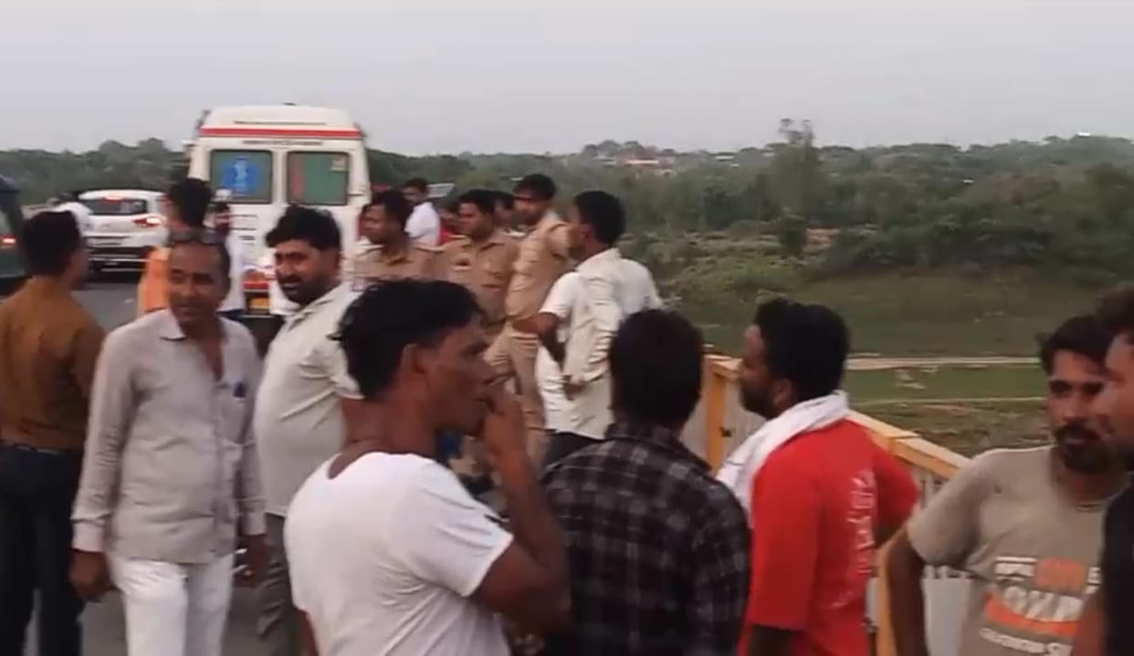 Doctor jumps into river; SHO and hospital staff accused of assault and wrongful confinement.
