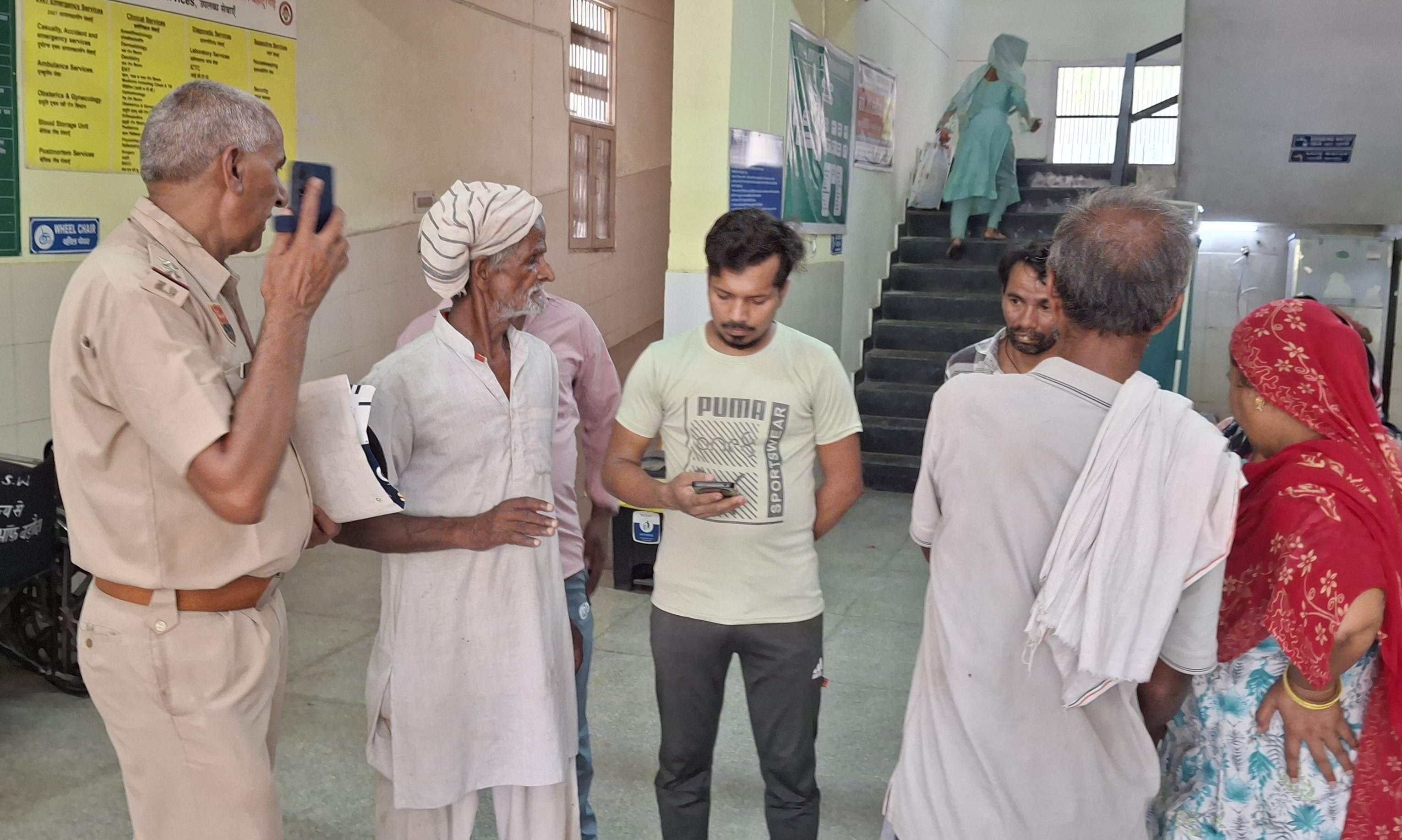 -फोटो 83 : नागरिक अस्पताल में पुलिस से बातचीत करते अकबर के परिजन। संवाद