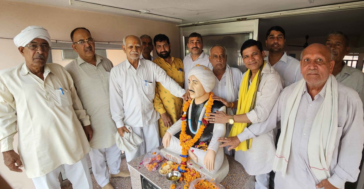The birth anniversary of 'Surya Kavi' Lakhmi Chand was celebrated.