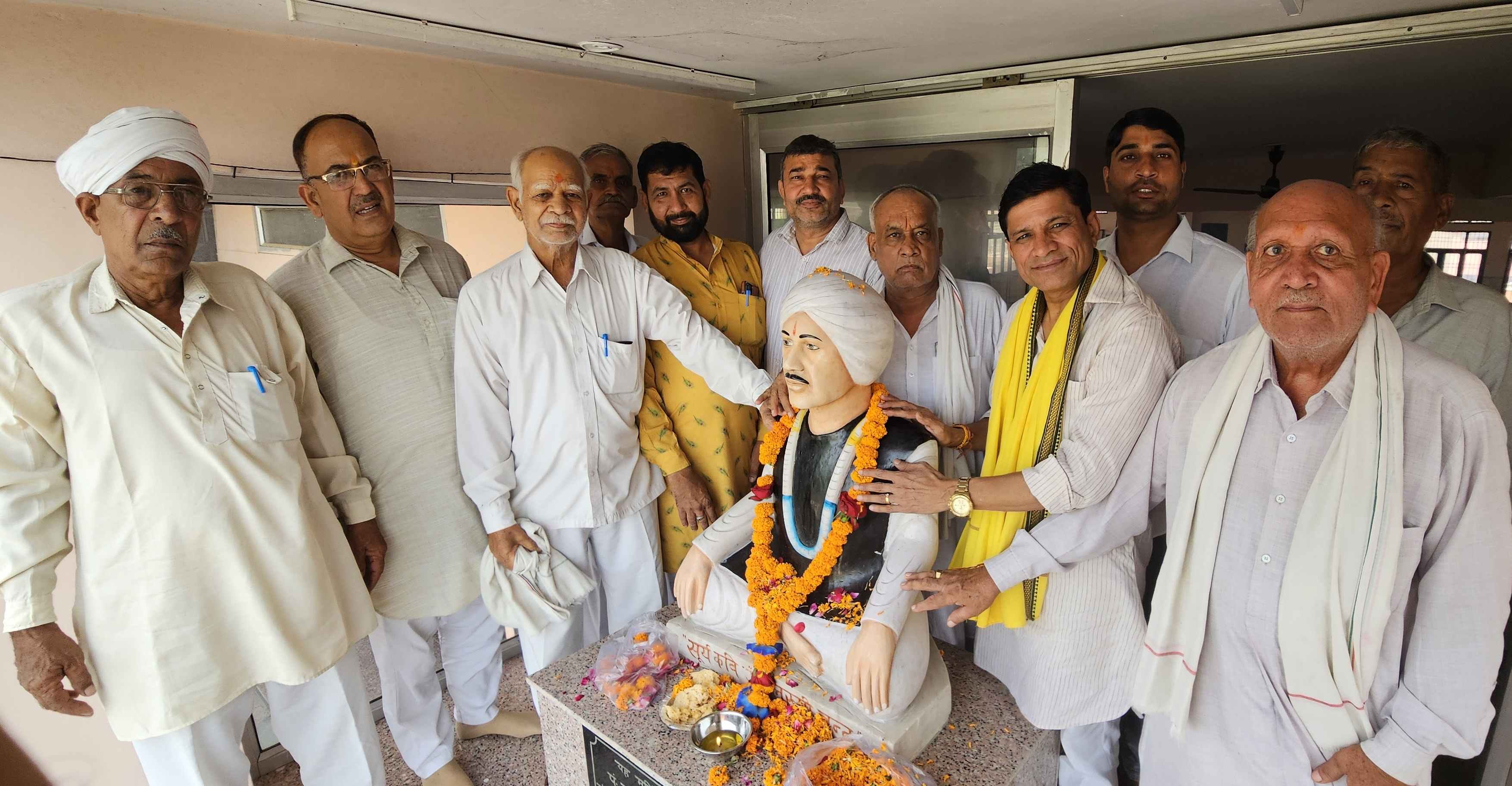 -फोटो 87 : पंडित लख्मीचंद को माल्यार्पण करते भाजपा नेता दिनेश कौशिक व अन्य। स्रोत समिति
