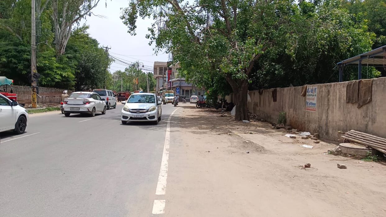Encroachments removed again after four years; road cleared of pushcarts and teEncroachments removed again after four years; road cleared of pushcarts and temporary shops.mporary shops.
