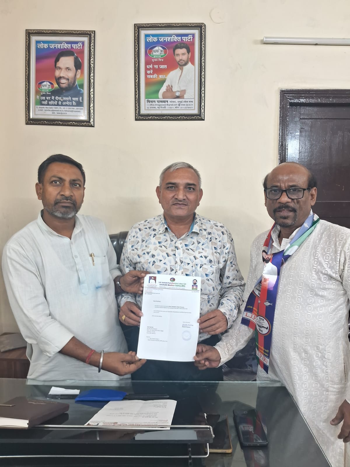 फोटो नंबर 72: डॉ. राजपाल कौशिक देवरखाना को जिला अध्यक्ष की नियुक्ति का पत्र सौंपते हुए पार्टी प