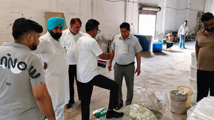 फतेहाबाद। सिरसा रोड पर स्थित एक फैक्टरी में कार्रवाई करती कृषि विभाग की टीम। संवाद
