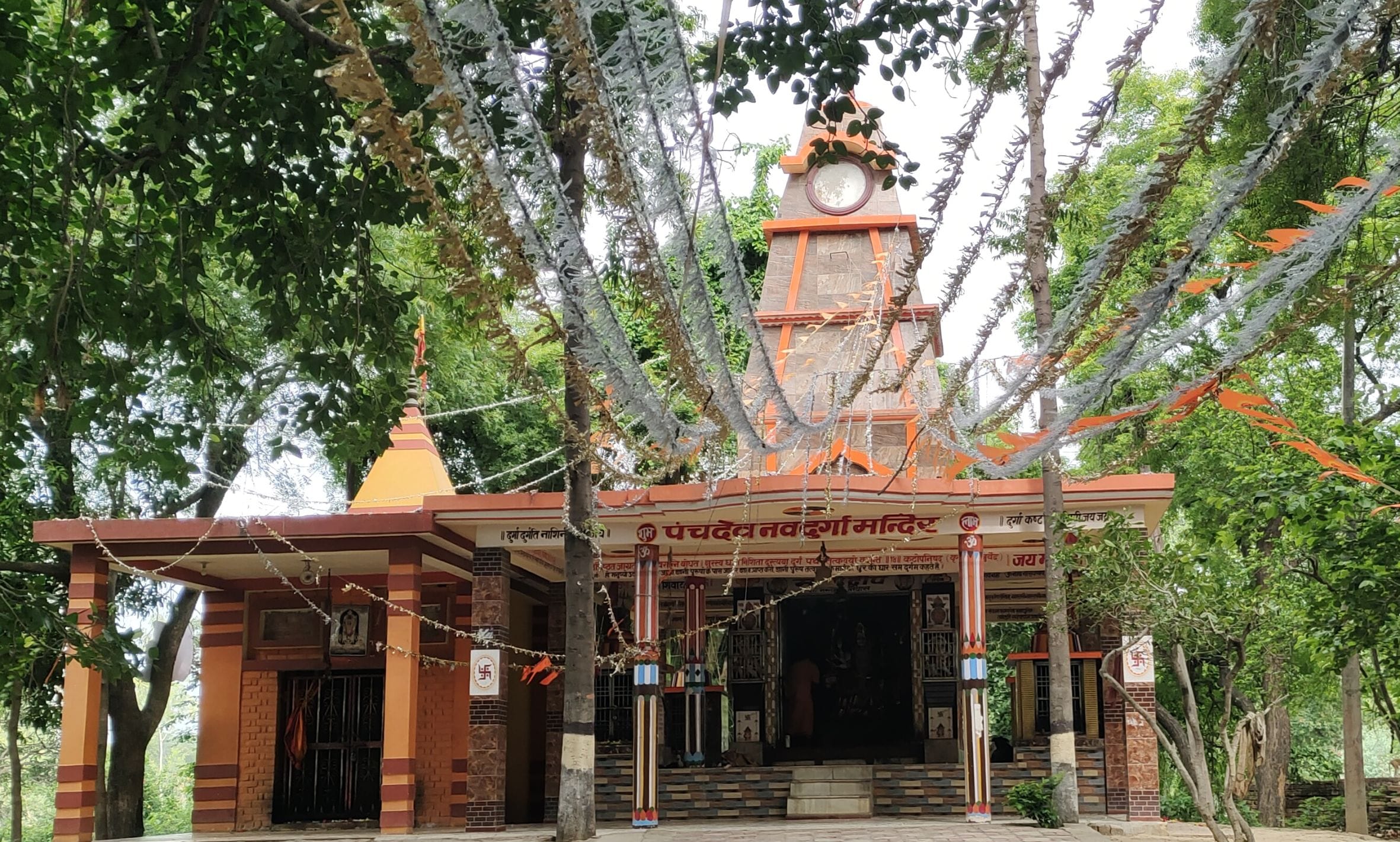 गुप्त नवरात्रि पर सजाया गया मुसाफिरखाना स्थित नवदेव दुर्गा मंदिर। -संवाद