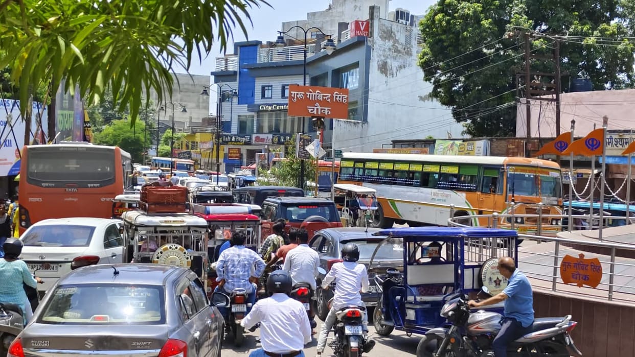 The city gets stuck in traffic jams as soon as the schools are out