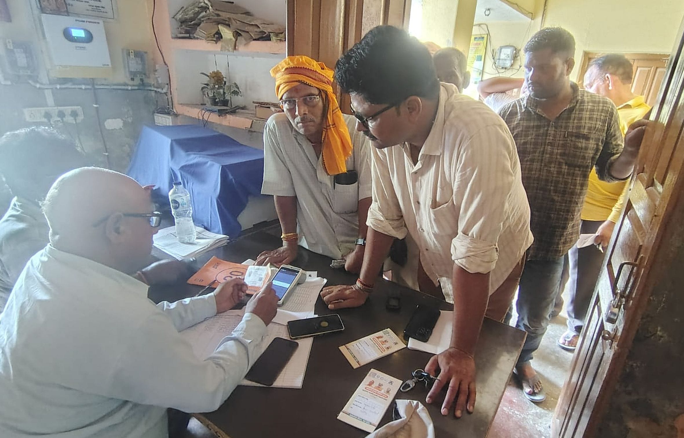 गौरीगंज के माधवपुर स्थित समिति पर खाद लेने के लिए मौजूद किसान। -संवाद