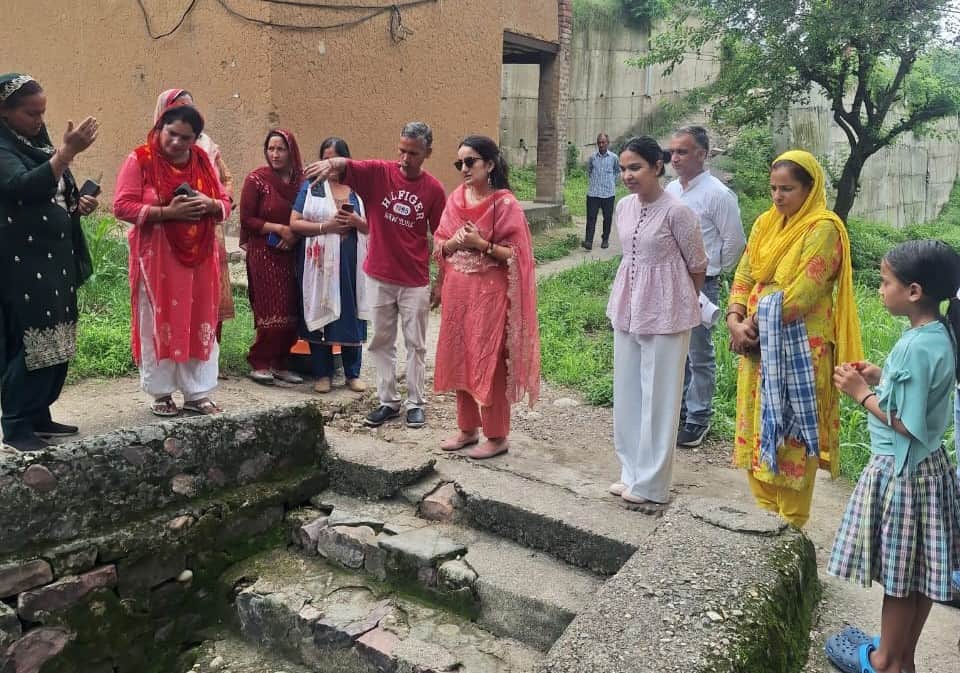 गांव बारीं मेंपुराने कुएं की सफाई व्यवस्था का जायजा लेतीं उपायुक्त गंधर्वा राठौड़। स्रोत : जनसं