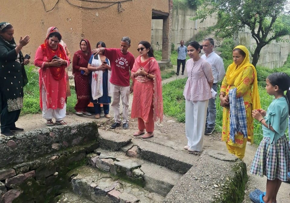 Hamirpur (Himachal) News: उपायुक्त ने बारीं में विकास कार्यों का लिया जायजा