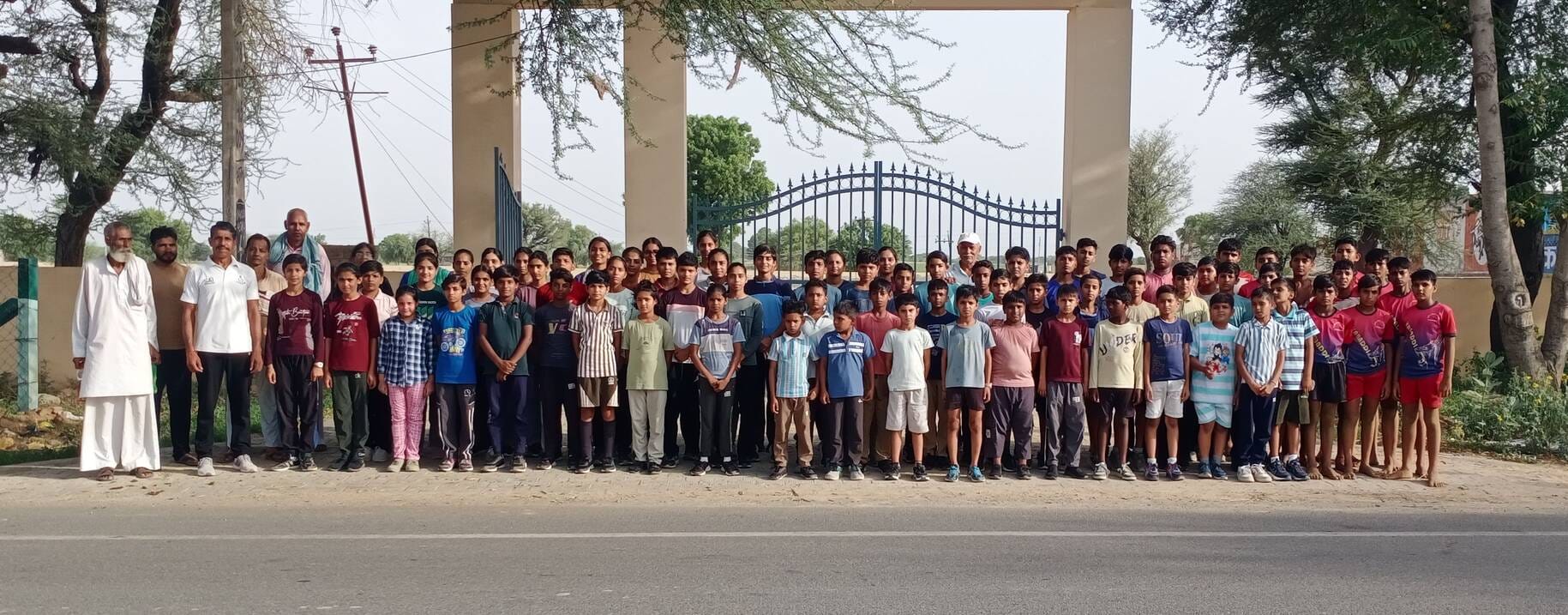 जूई खेल स्टेडियम के सामने खडृे होकर स्पीड ब्रेकर की मांग करते खिलाड़ी। 