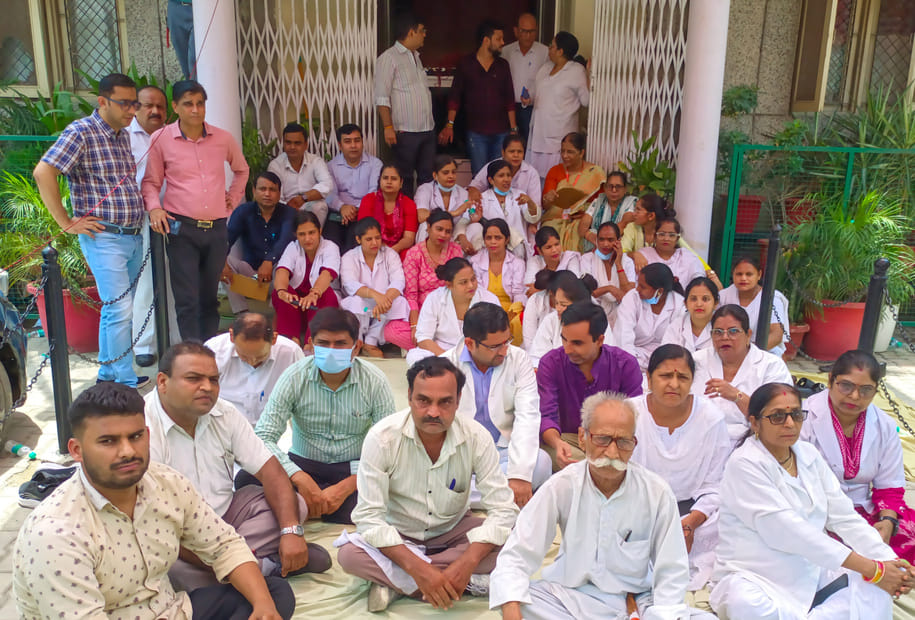 MMG's health services disrupted for five hours; 2,500 patients deprived of treatment.
