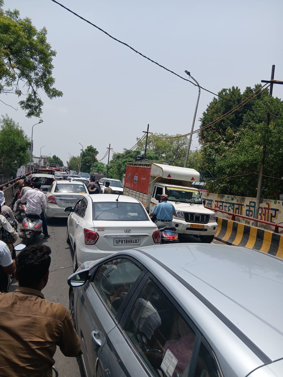 Tempo breaks down in the middle of the road on Jail Bridge; traffic jam ensues