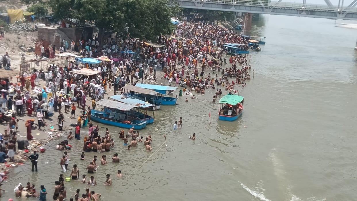 A wave of faith surged at Kachla Ganga Ghat, people took a dip and sought blessings of Mother Ganga.