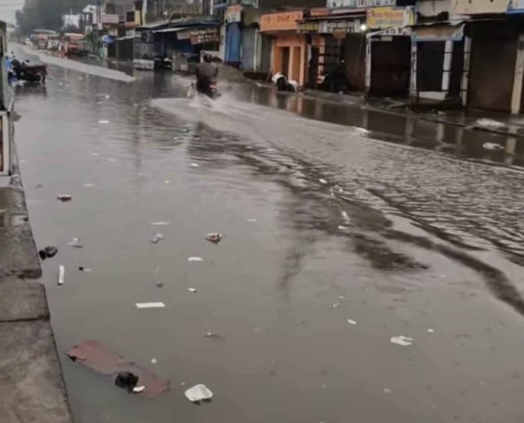 Siddharthnagar News: बारिश से कस्बे में जलभराव, हाईवे पर भरा पानी