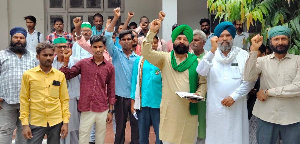 कलेक्ट्रेट में विरोध प्रदर्शन करते किसान संगठन के पदाधिकारी। संवाद