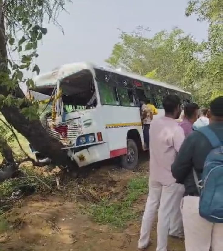 Private bus crashes into tree on Kosli-Toomna road; one dead, 11 injured.