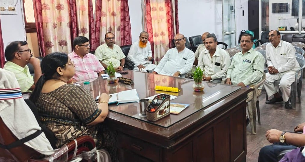 काशी नरेश विश्वविद्यालय में बैठक करती कुलपति प्रो. उमा श्रीवास्तव। स्रोत कॉलेज