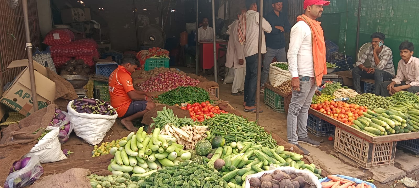 मंडी मेंं लगी सब्जी की दुकाने।
