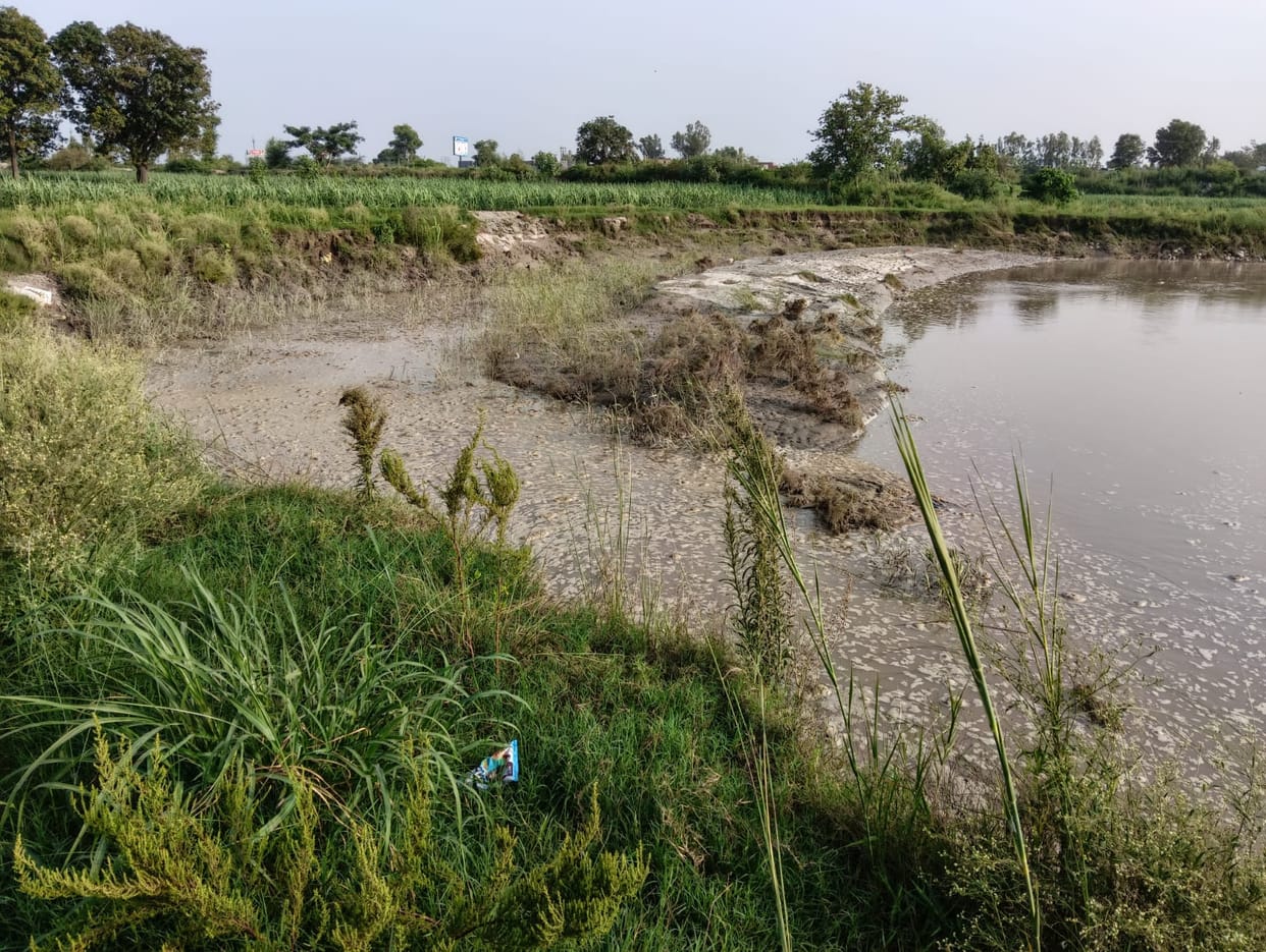 Construction of the damaged spurs remains incomplete; the risk of erosion persists.
