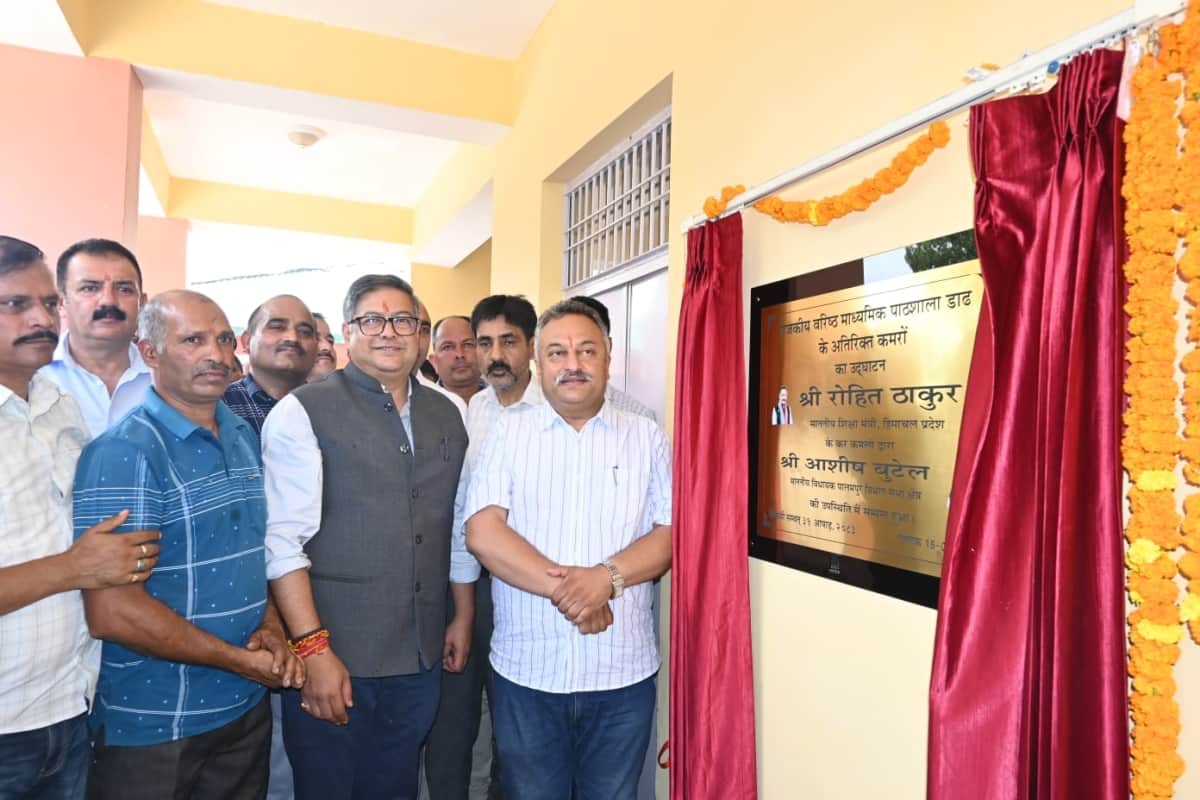 मेजर सोमनाथ शर्मा राजकीय वरिष्ठ माध्यमिक पाठशाला डाढ में भवन का उदघाटन करते रोहित ठाकुर और आशीष